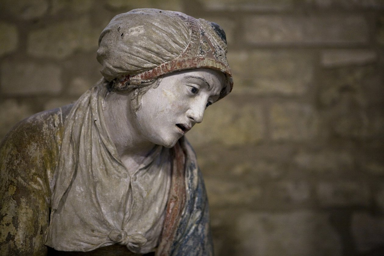 Heilige Frau mit Haube (bemalter Stein) von Ligier Richier