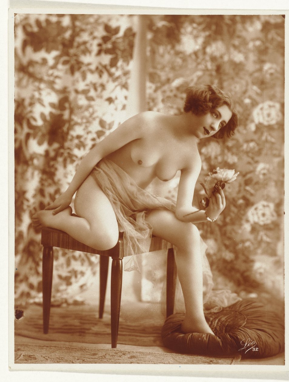 Weiblicher Akt mit Blume von Léo