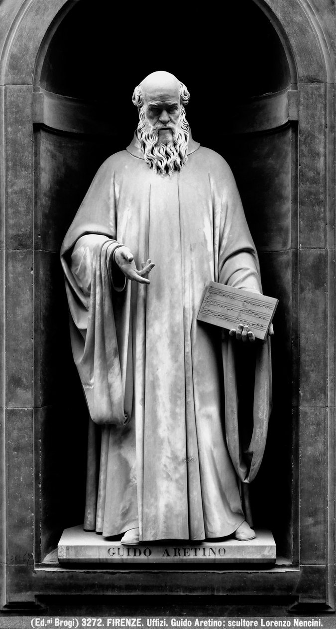 Statue von Guido von Arezzo (Marmor) von Lorenzo Nencini
