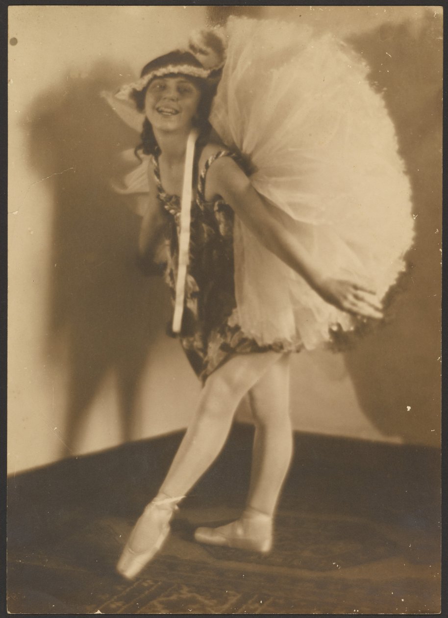 Ballerina mit Kopfschmuck von Louis Fleckenstein