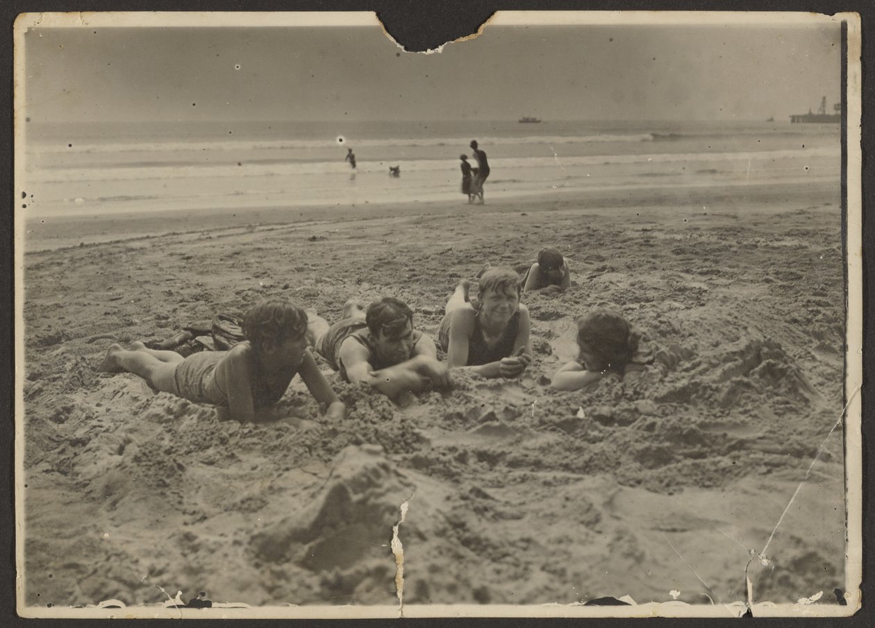 Kinder im Sand am Strand von Louis Fleckenstein