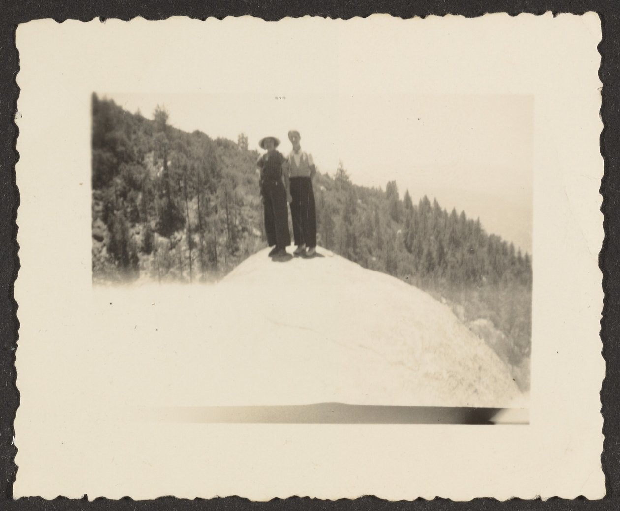 Figuren auf einem Felsen stehend von Louis Fleckenstein