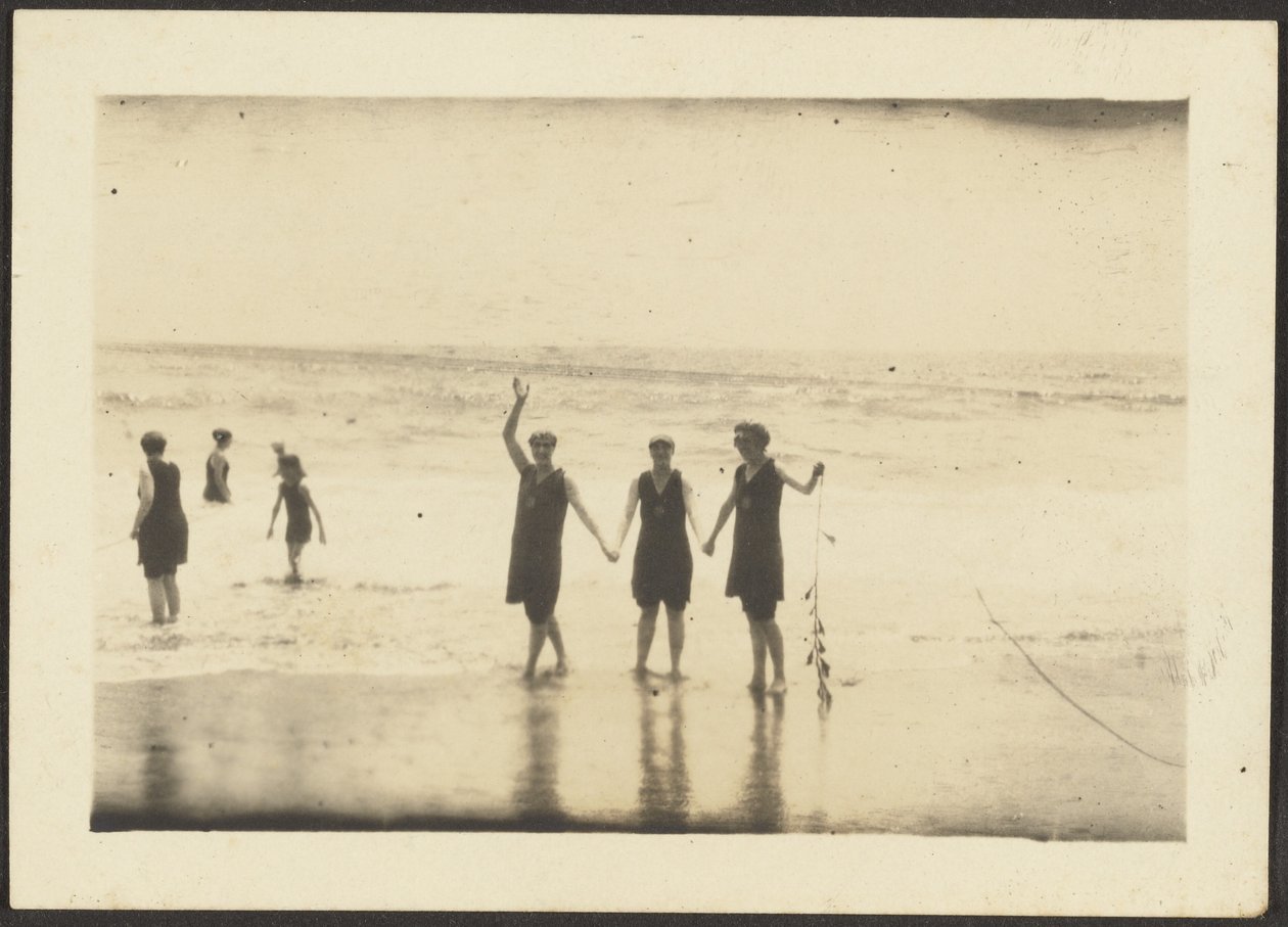 [Figuren in Badeanzügen am Strand] von Louis Fleckenstein