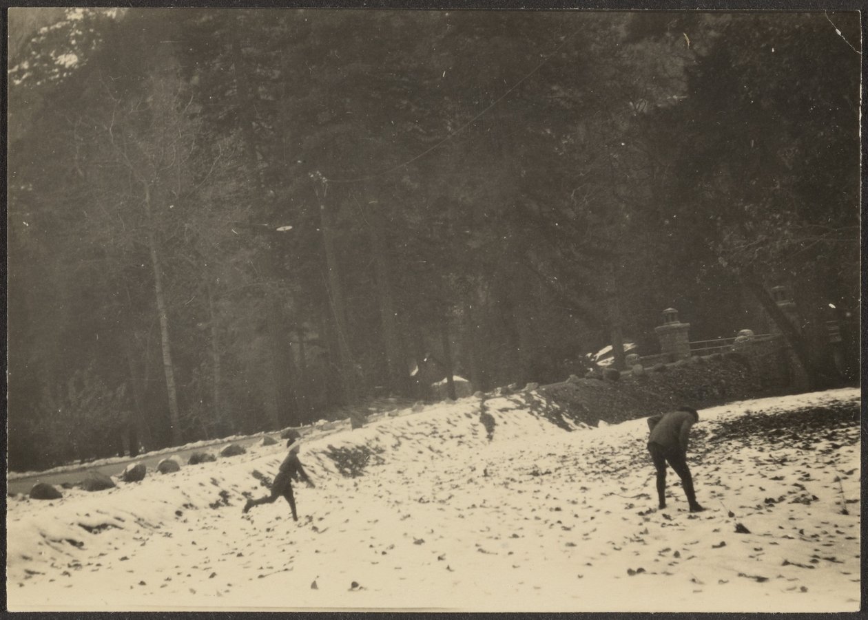 Figuren im Schnee von Louis Fleckenstein