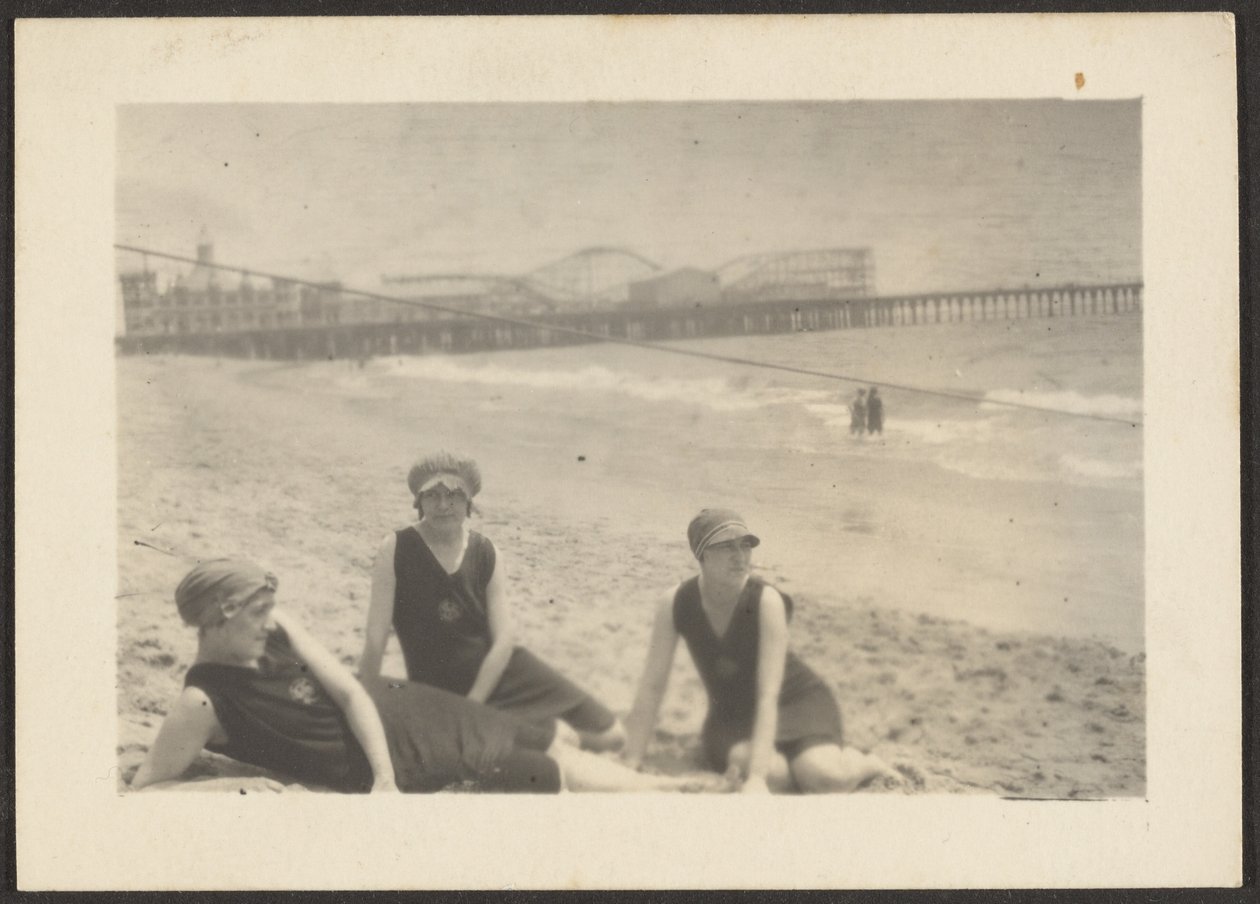 Figuren am Strand in der Nähe des Santa Monica Piers von Louis Fleckenstein