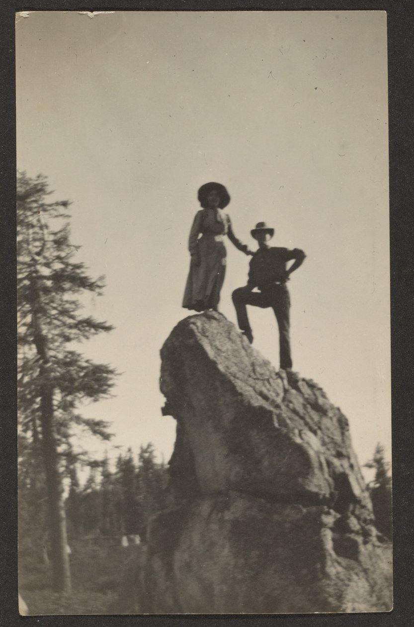 Figuren auf felsigem Gipfel von Louis Fleckenstein