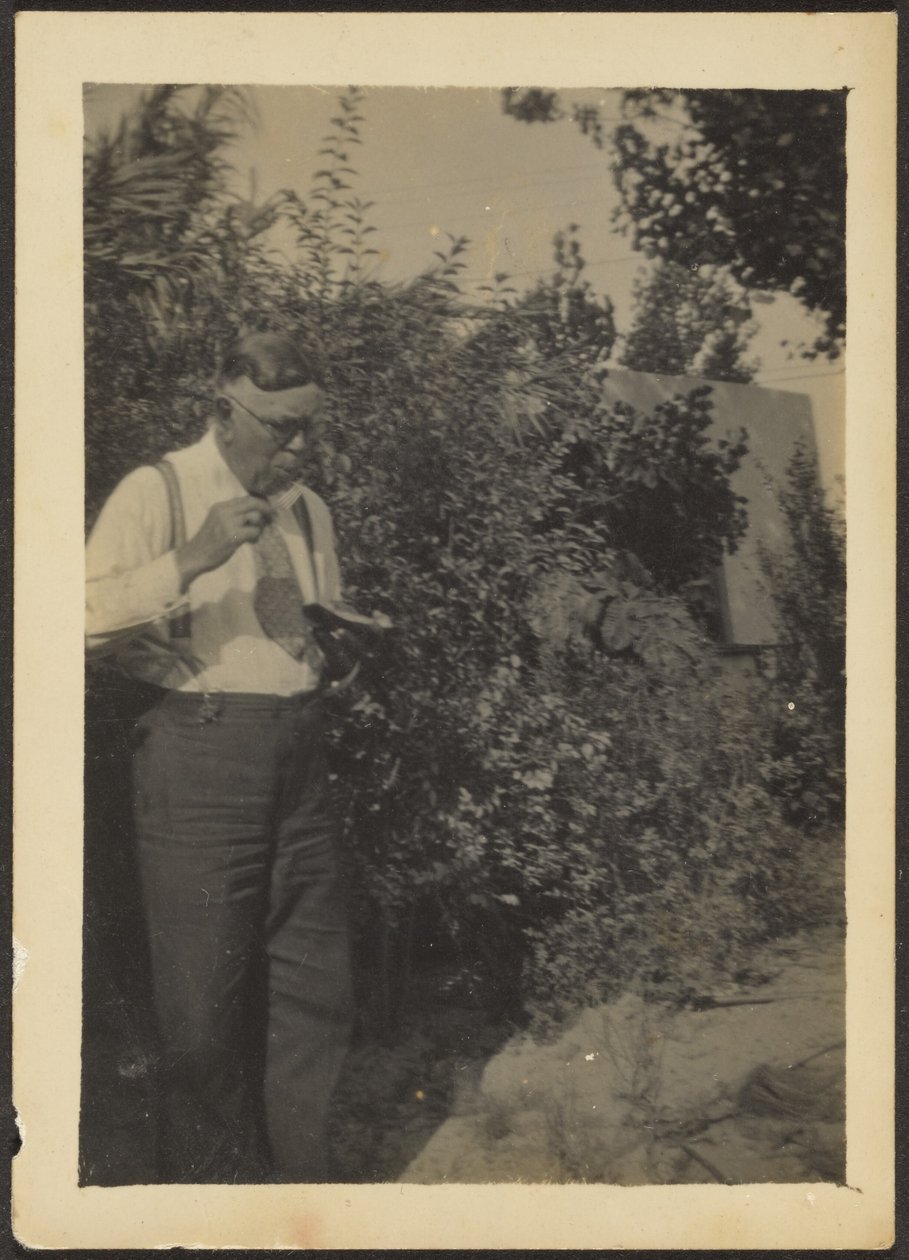 Fleckenstein beim Essen in einem Garten von Louis Fleckenstein