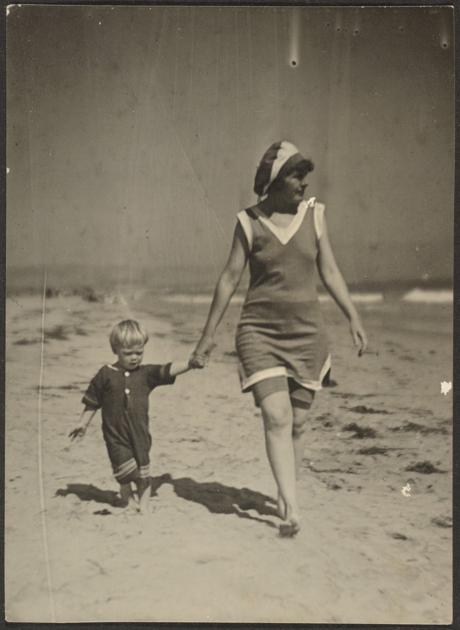 Florenz und Kleinkind am Strand spazierend von Louis Fleckenstein