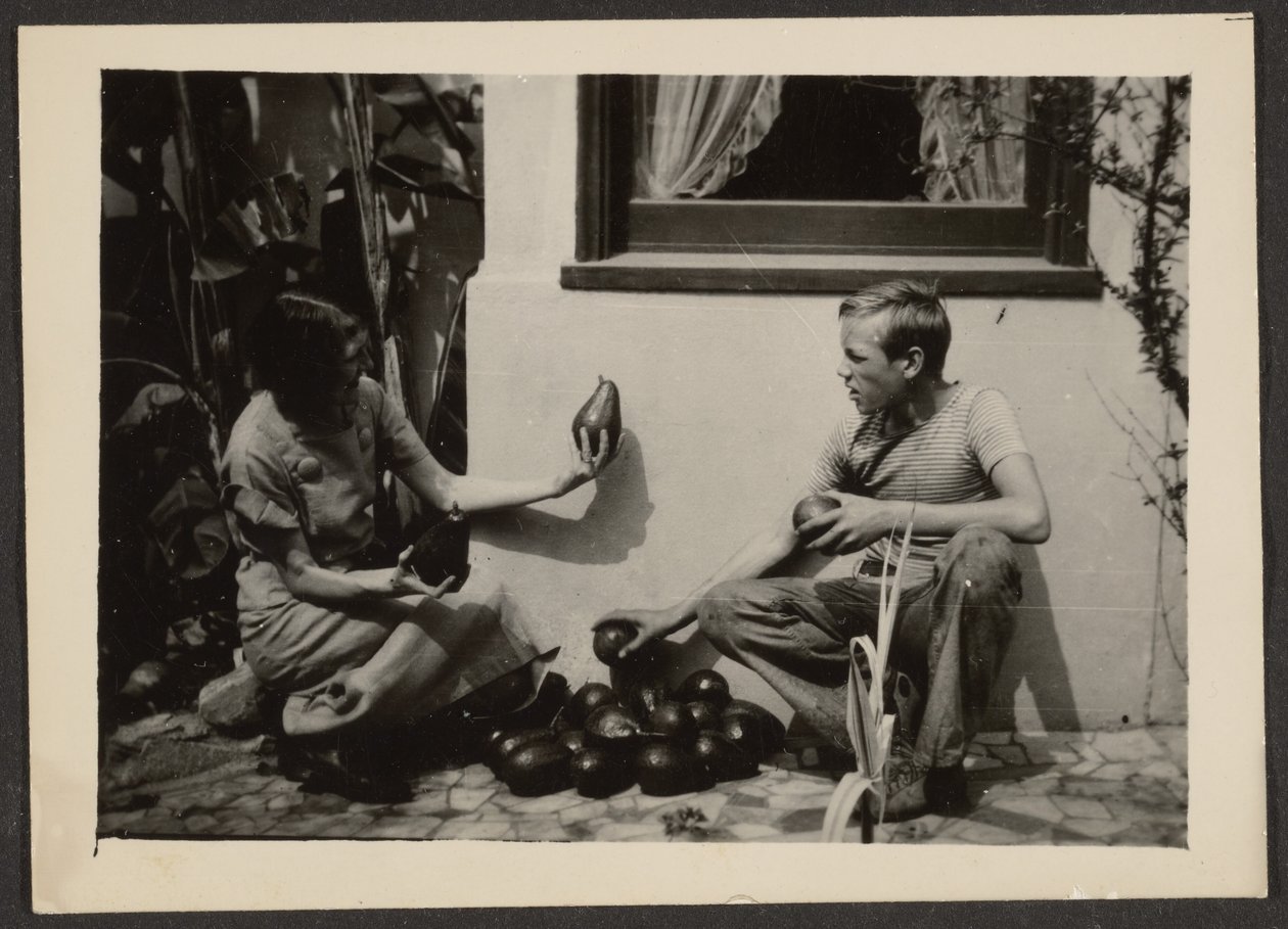 [Florence und Sohn mit Avocados] von Louis Fleckenstein