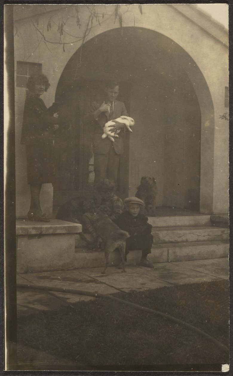 Florences Familie mit Haustierkaninchen von Louis Fleckenstein