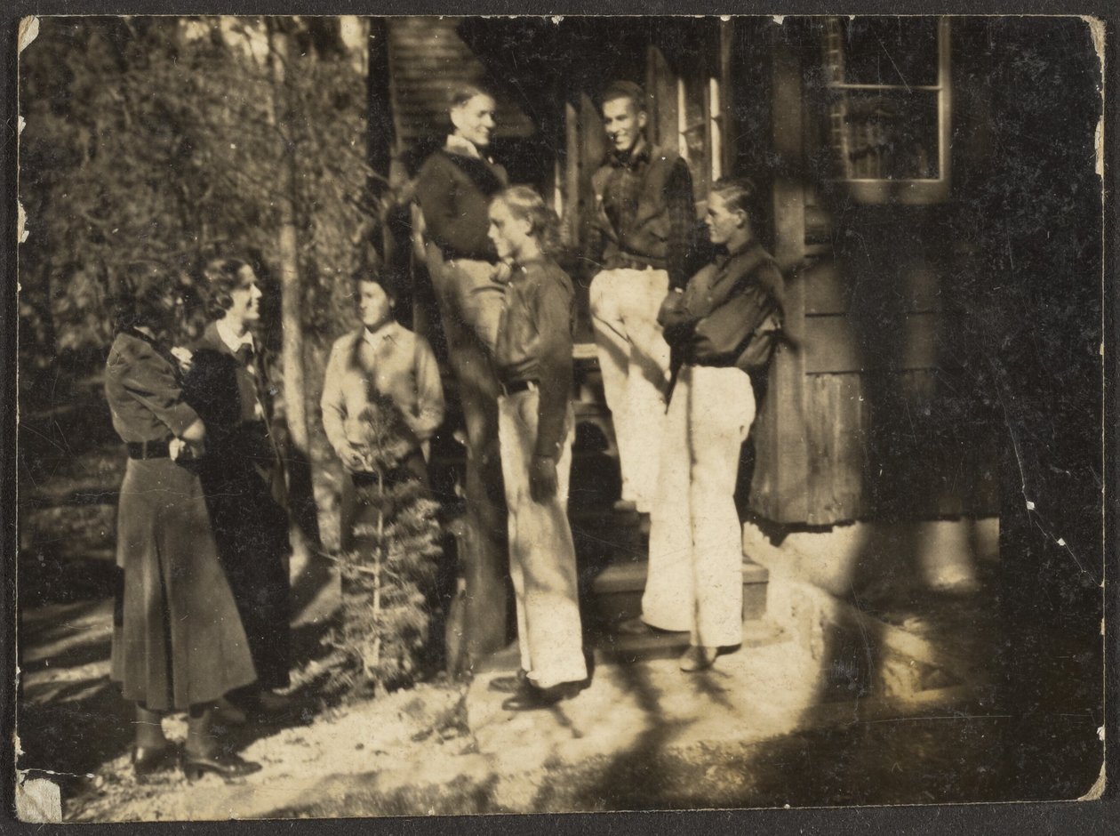 Gruppe hinter dem Haus von Louis Fleckenstein