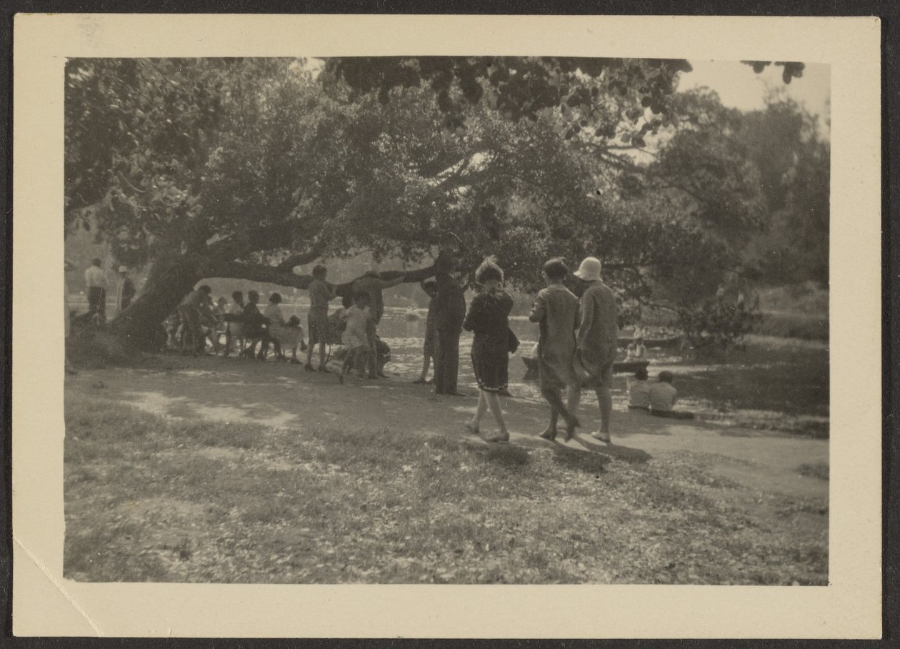 Gruppe im Park von Louis Fleckenstein