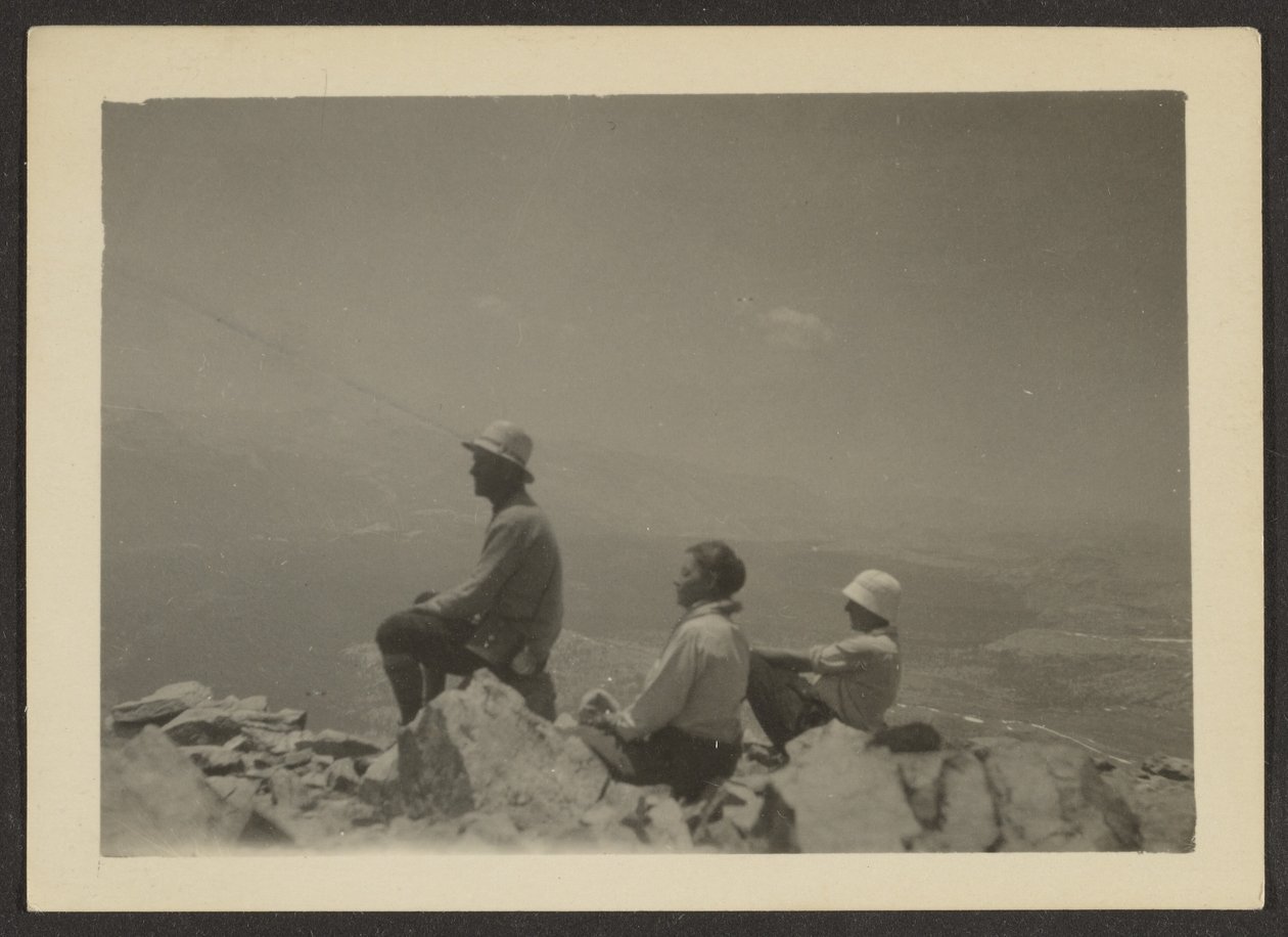 [Wanderer auf Felsen sitzend] von Louis Fleckenstein