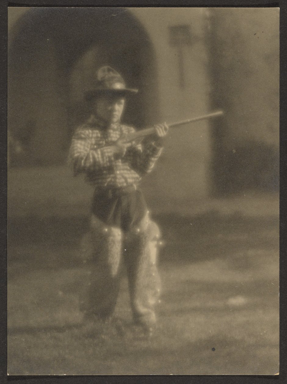 [Kleiner Junge im Cowboy-Outfit] von Louis Fleckenstein