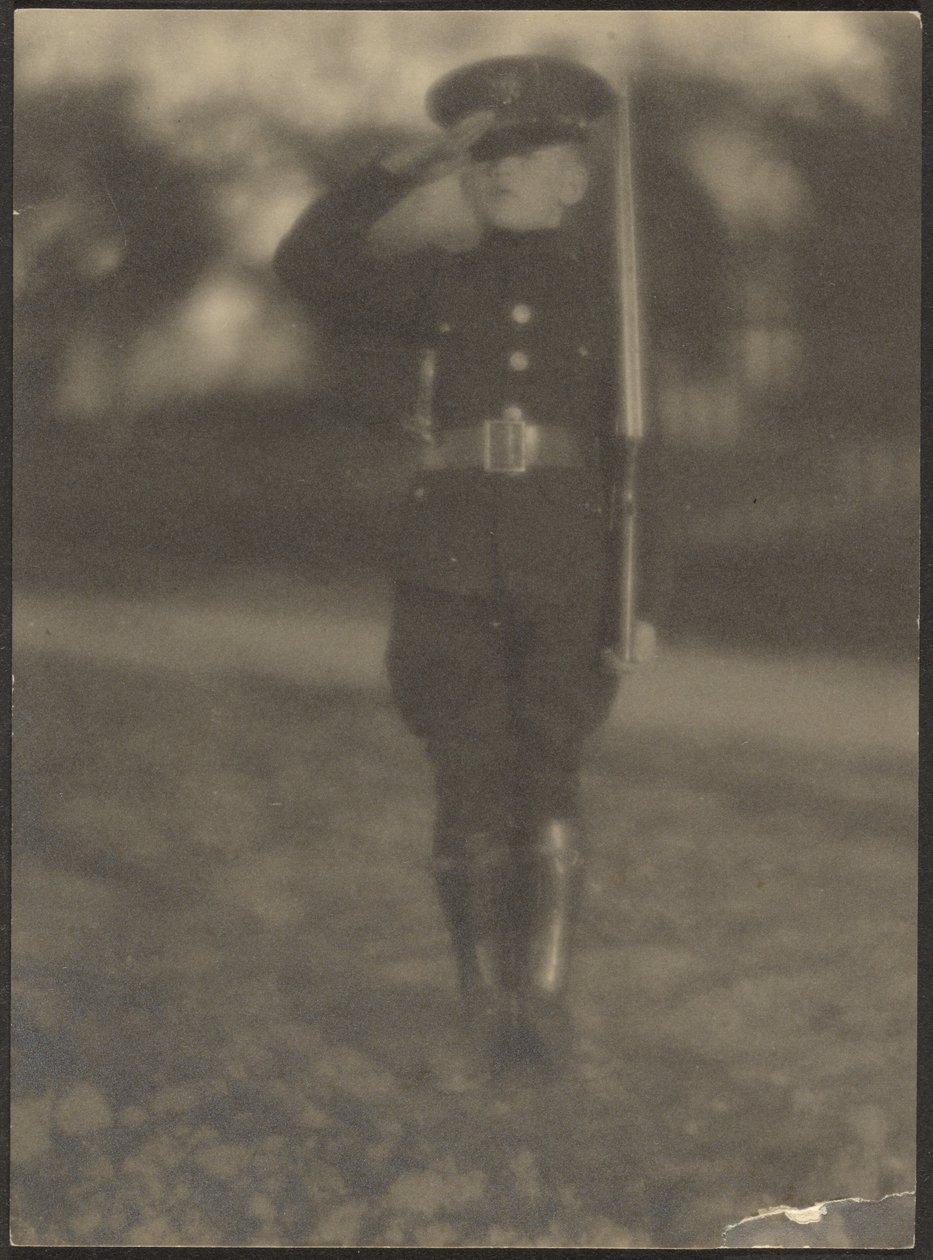 Kleiner Junge in Uniform von Louis Fleckenstein