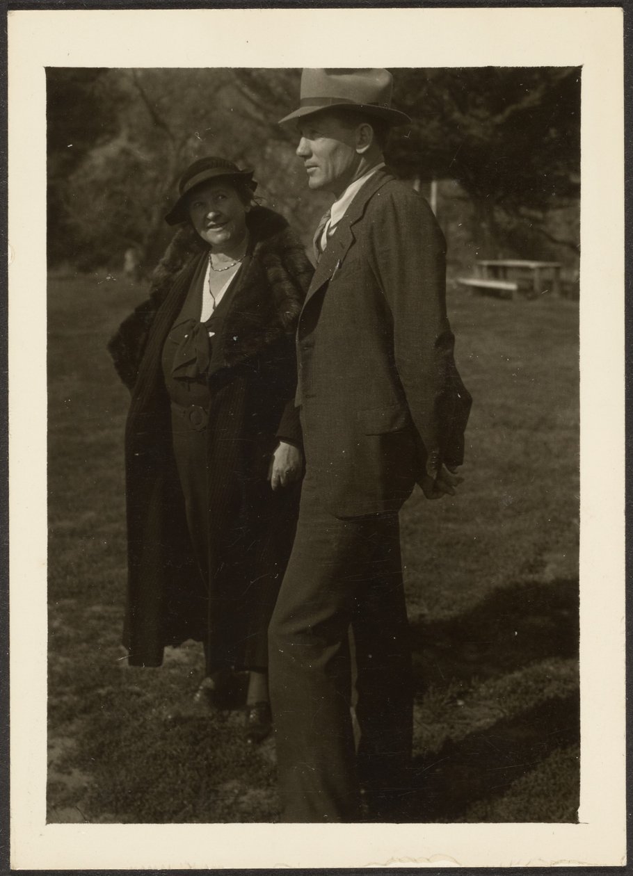 Mann und Frau stehen im Gras von Louis Fleckenstein