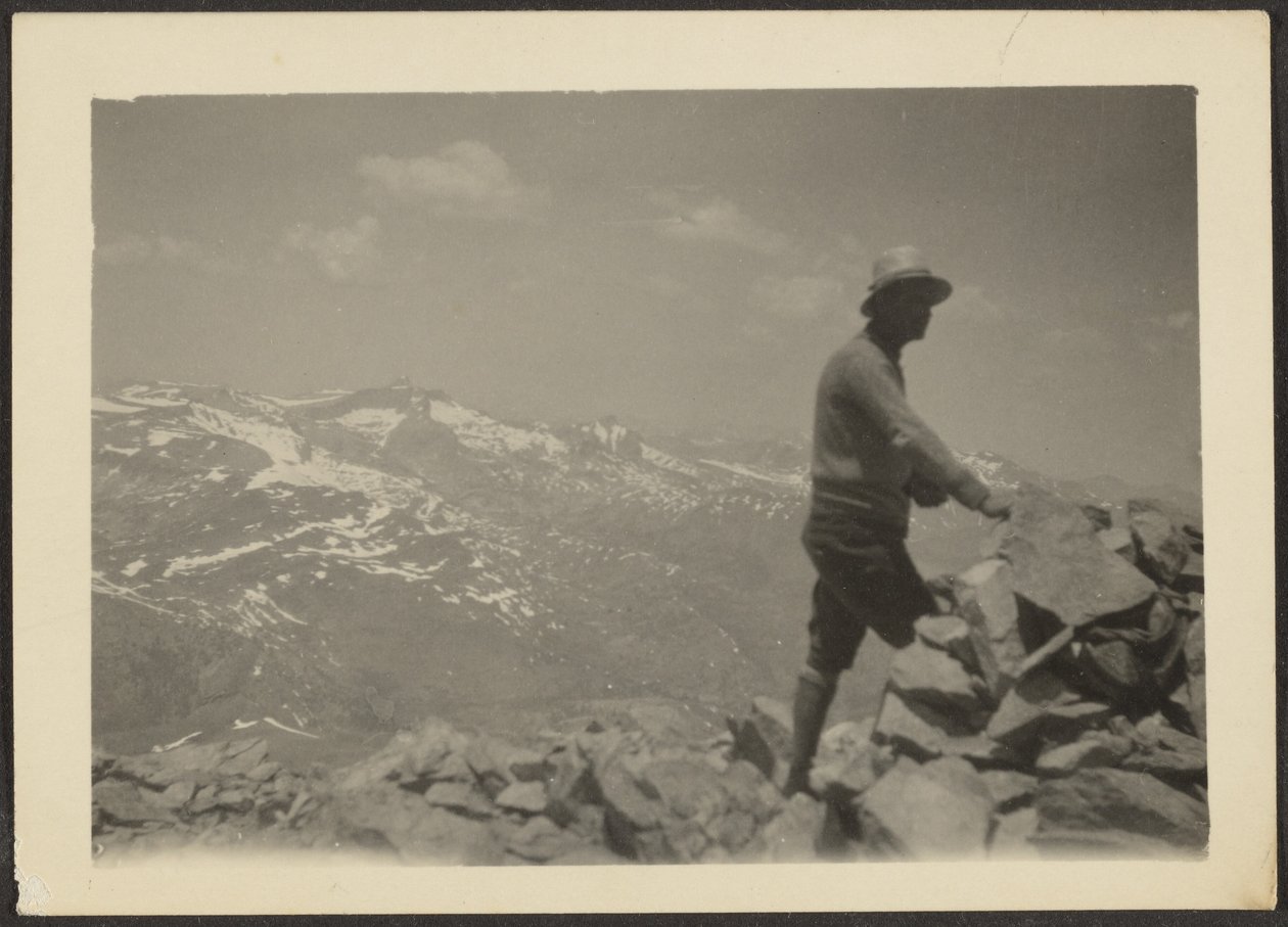 Mann in bergiger Landschaft von Louis Fleckenstein