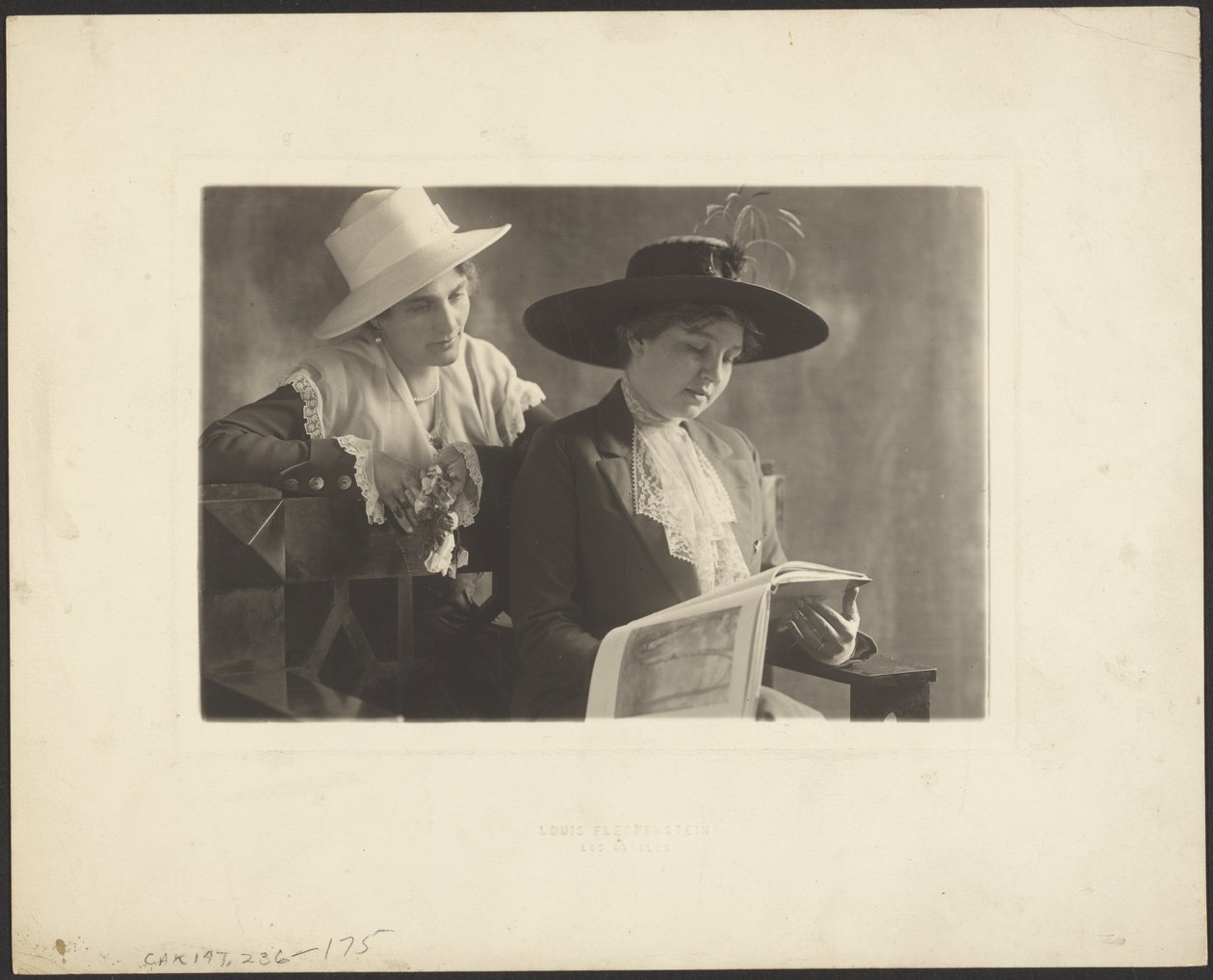 Porträt von zwei Frauen mit Buch von Louis Fleckenstein