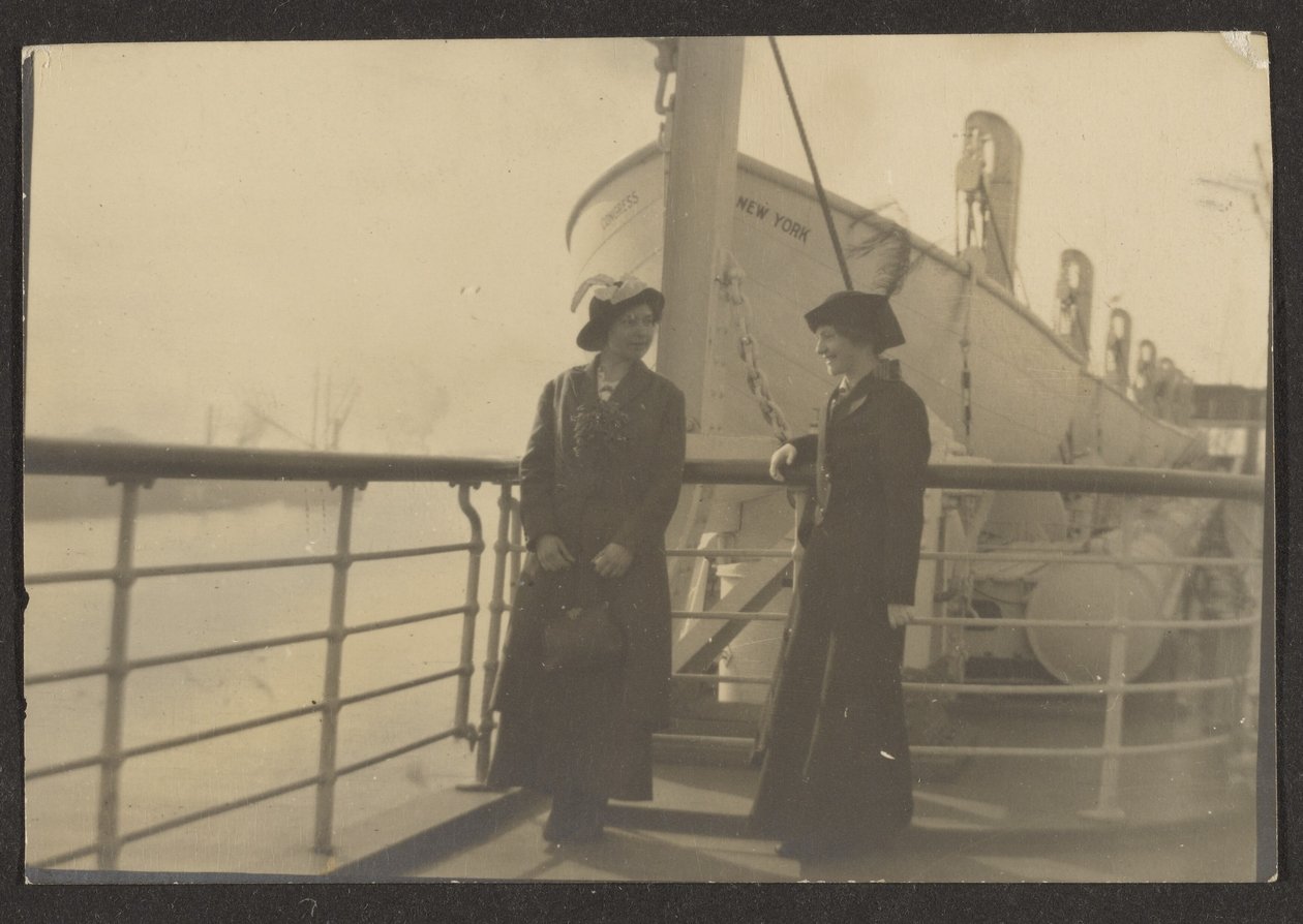Zwei Frauen an einem Pier von Louis Fleckenstein