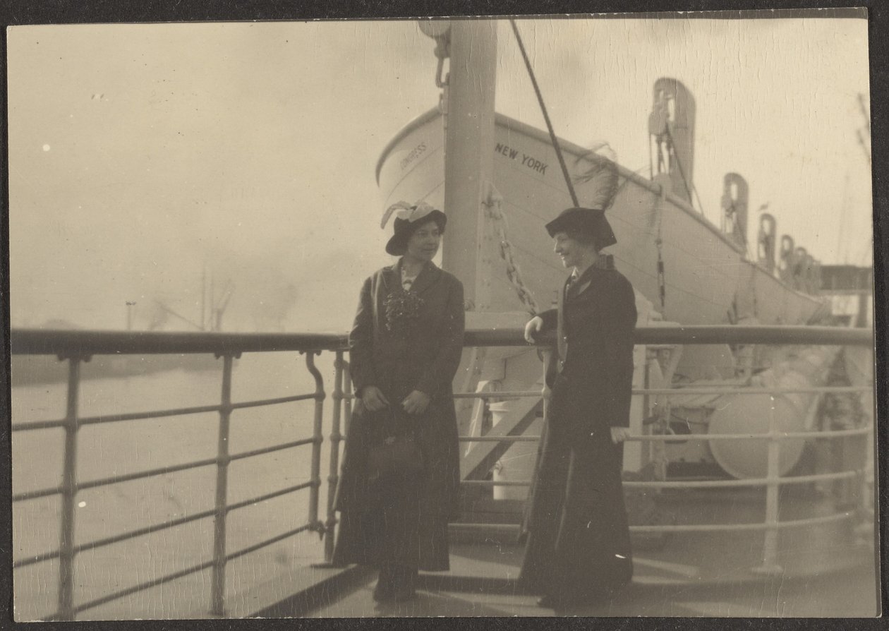 Zwei Frauen auf einem Pier von Louis Fleckenstein
