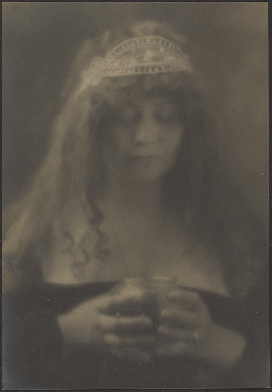 Frau mit Vase von Louis Fleckenstein