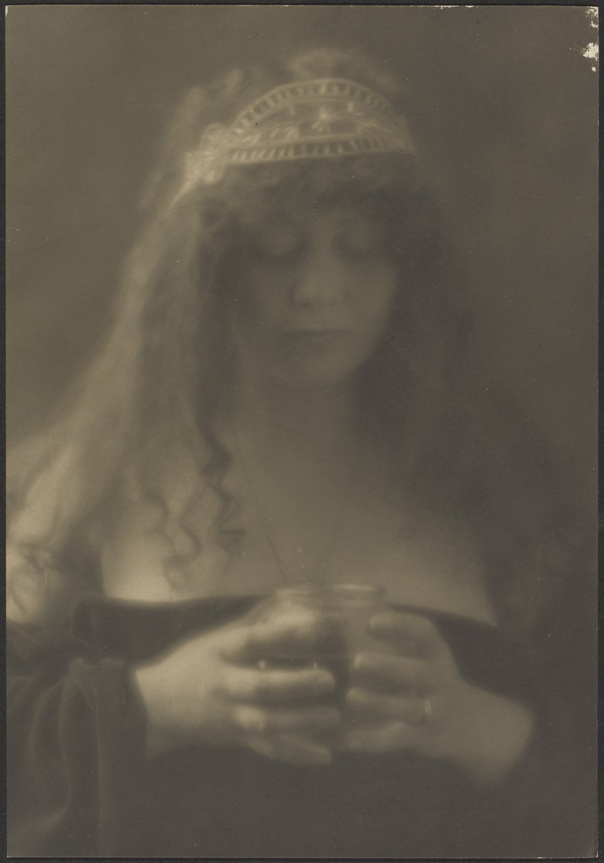 Frau mit Vase von Louis Fleckenstein
