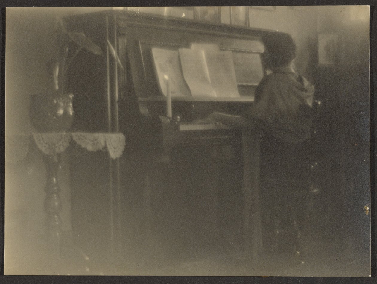 Frau spielt Klavier von Louis Fleckenstein
