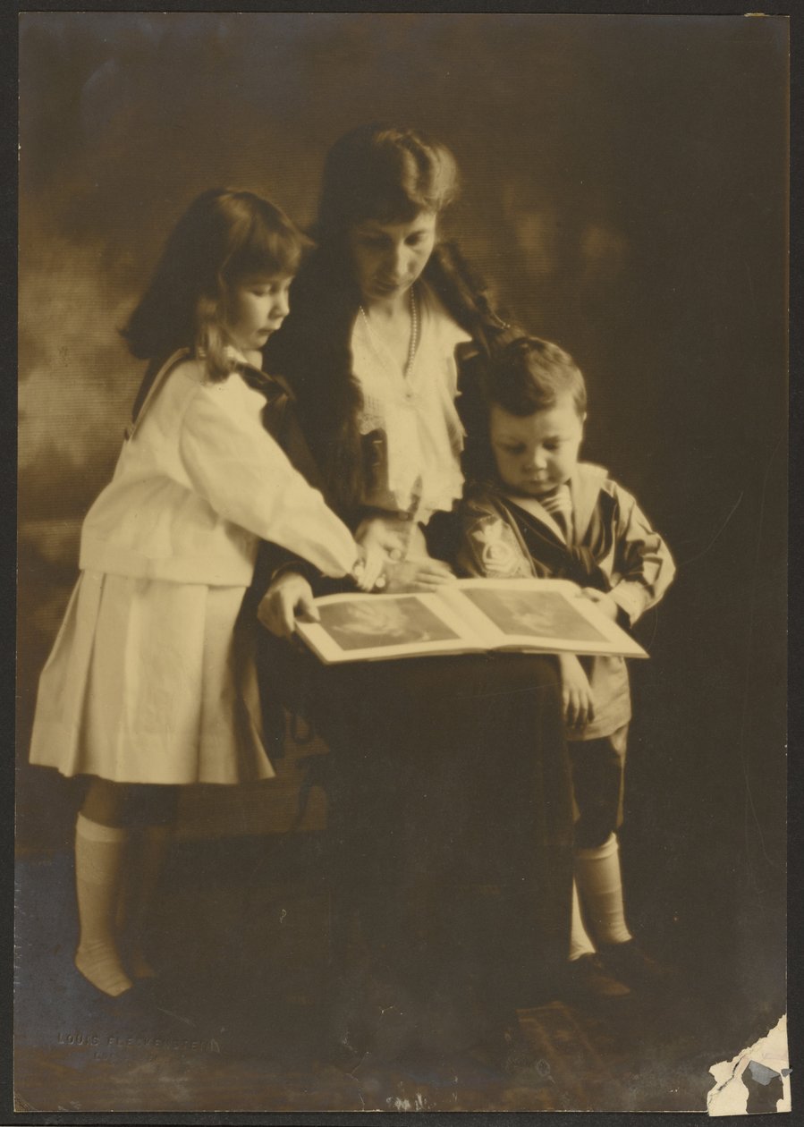 Frau und Kinder mit Bilderbuch von Louis Fleckenstein