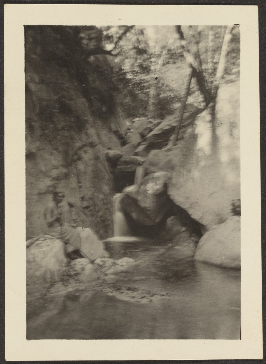 Frau an Wasserfällen von Louis Fleckenstein