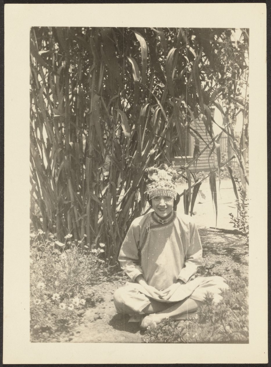 Frau im Kostüm im Garten von Louis Fleckenstein