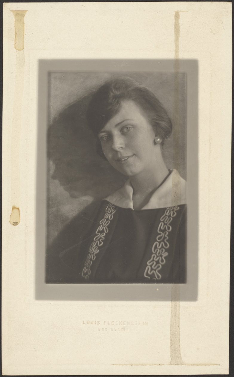 Frau im Kleid mit Schnörkelpaspel von Louis Fleckenstein