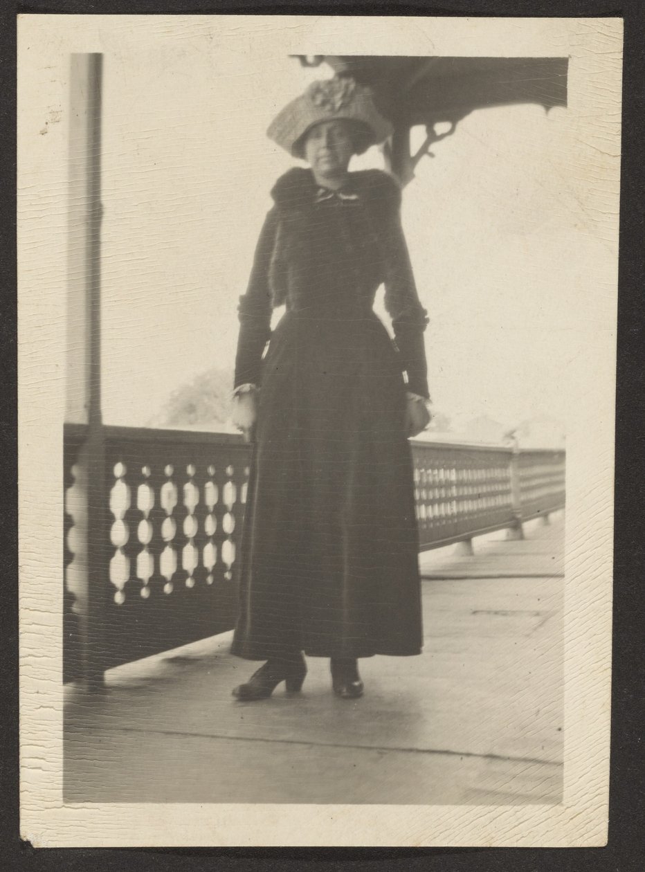 Frau auf dem Balkon von Louis Fleckenstein
