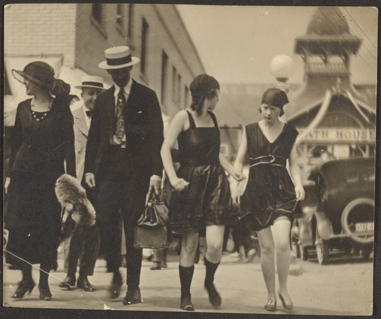 Frauen in Kostümen auf der Straße von Louis Fleckenstein