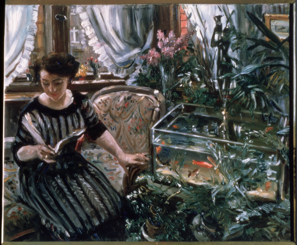 Eine Frau liest in der Nähe eines Goldfischbeckens von Lovis Corinth