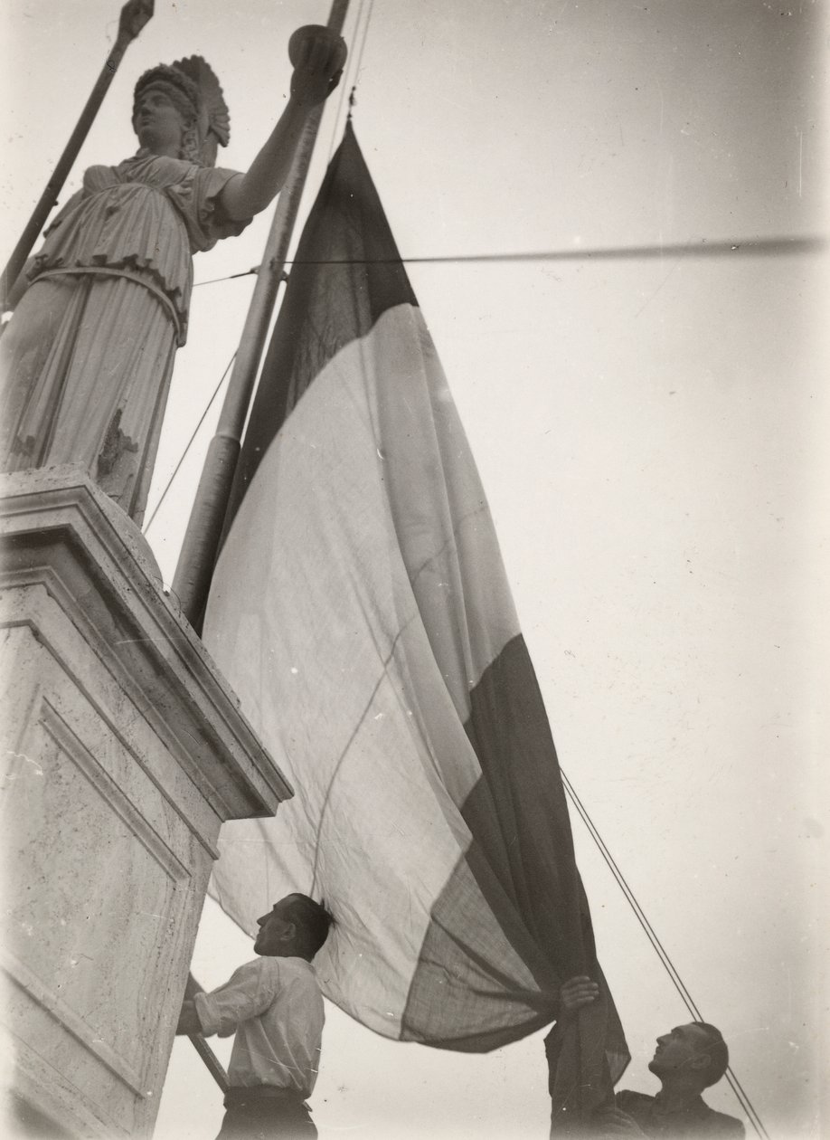 Italienische Flagge in der Nähe einer Statue gehisst von Luigi Leoni