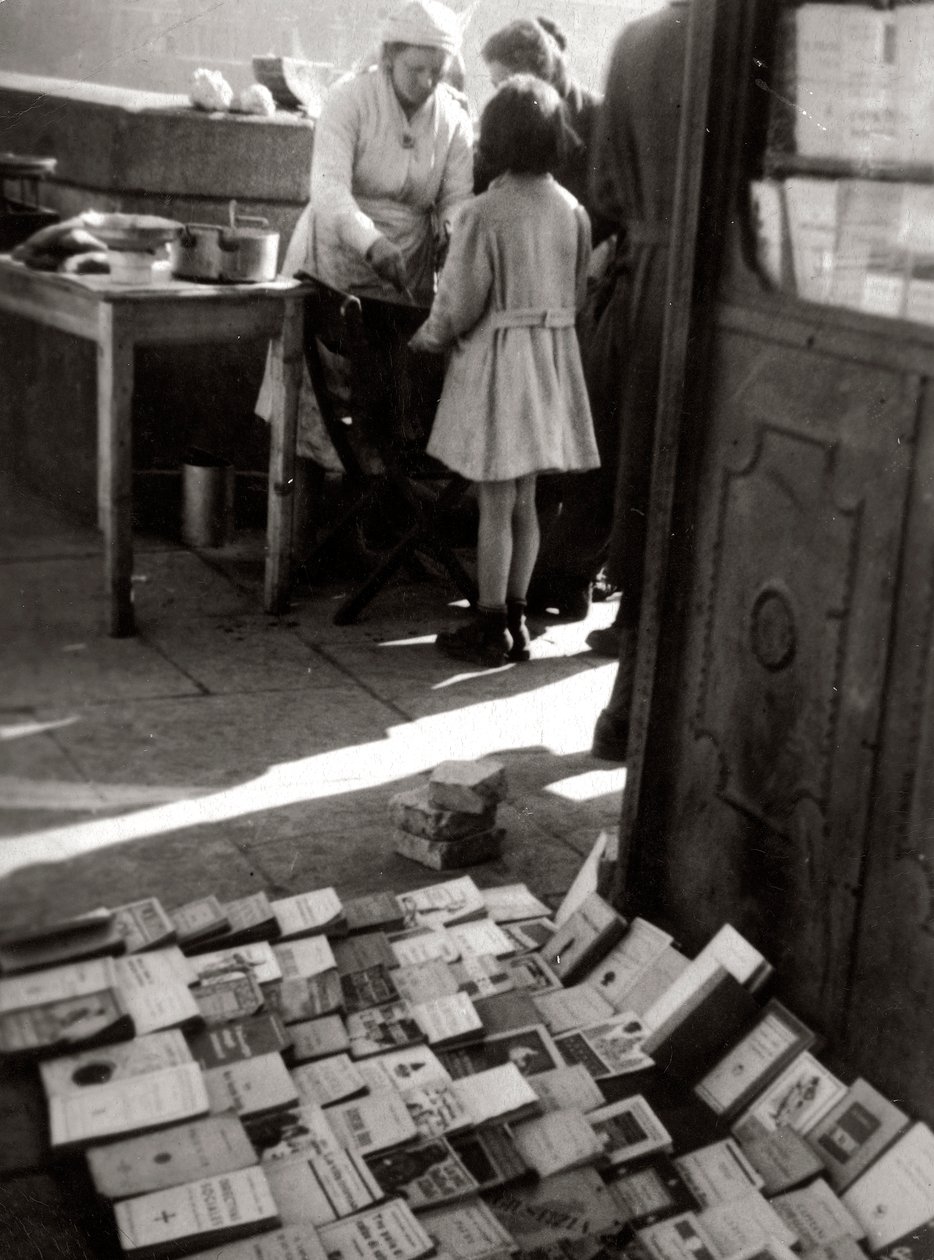 Bücherverkauf auf der Straße von Luigi Leoni