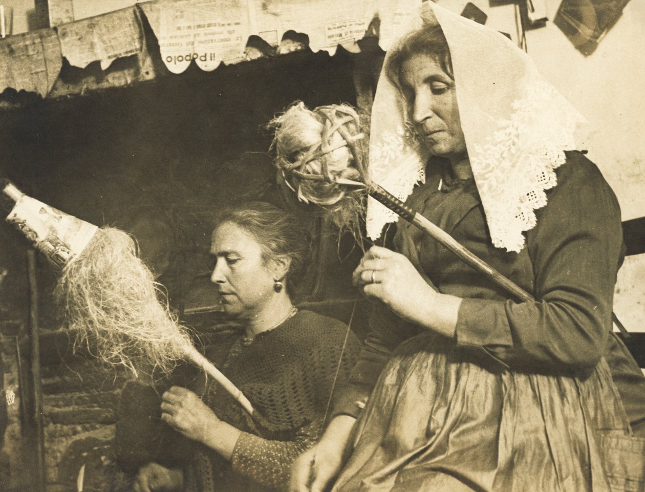 Frauen beim Wolle spinnen von Luigi Leoni