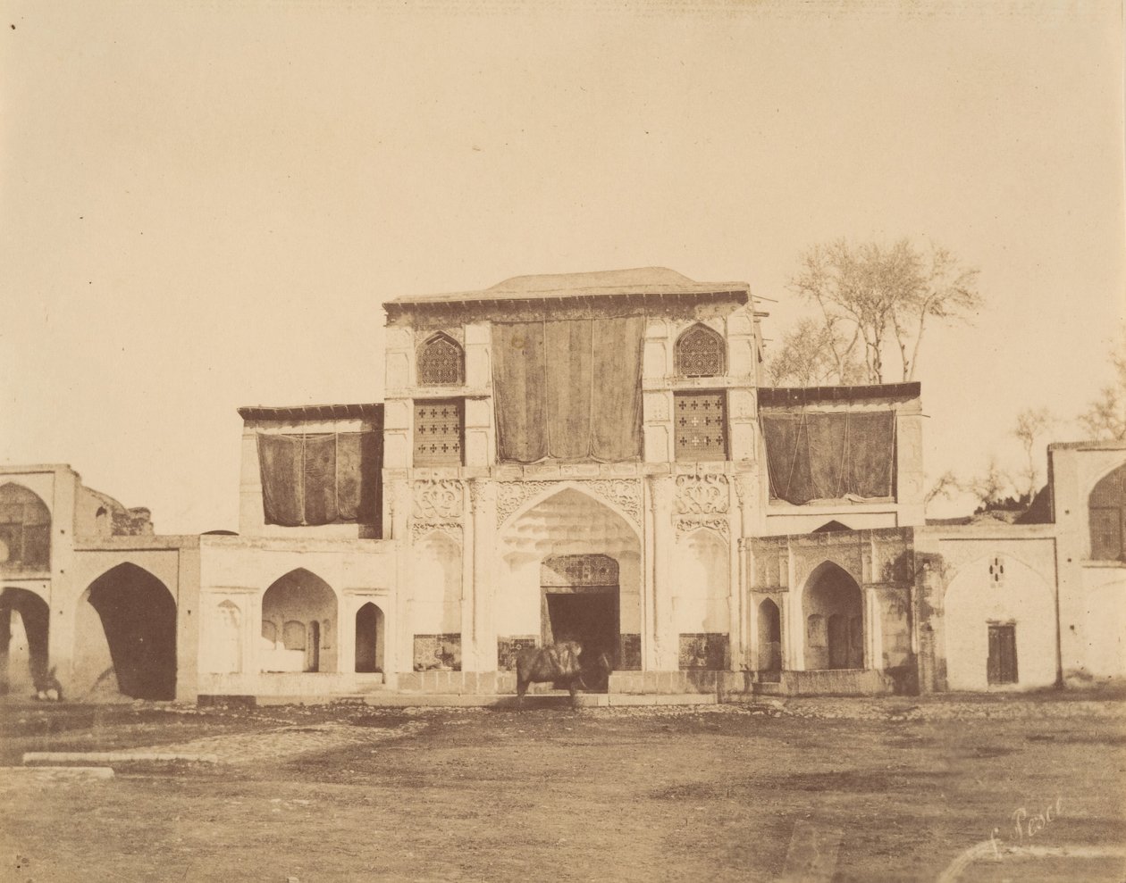 [Das Erhabene Tor, Teheran, Iran], 1840er-60er Jahre von Luigi Pesce