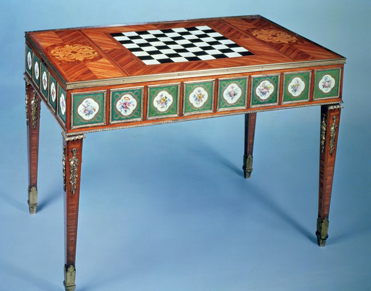 Sevres Spieltisch mit Porzellanplatten, 1775 von Martin Carlin