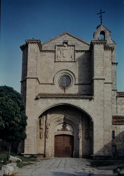 Fassade des Real Monasterio de Santo Tomas, erbaut 1482-93 von Martin de Solorzano