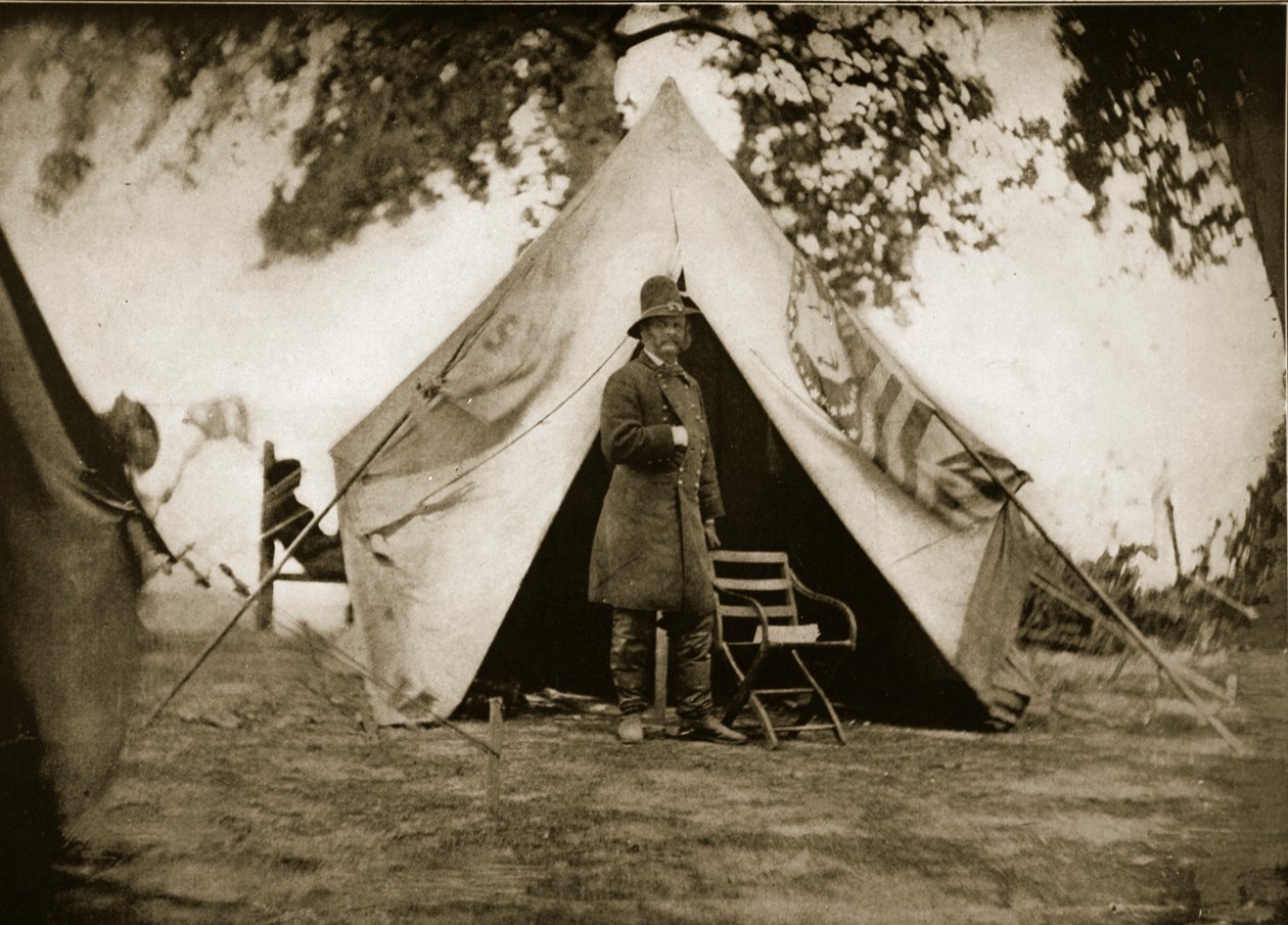 General A. E. Burnside im Lager, 1861-65 von Mathew B. Brady