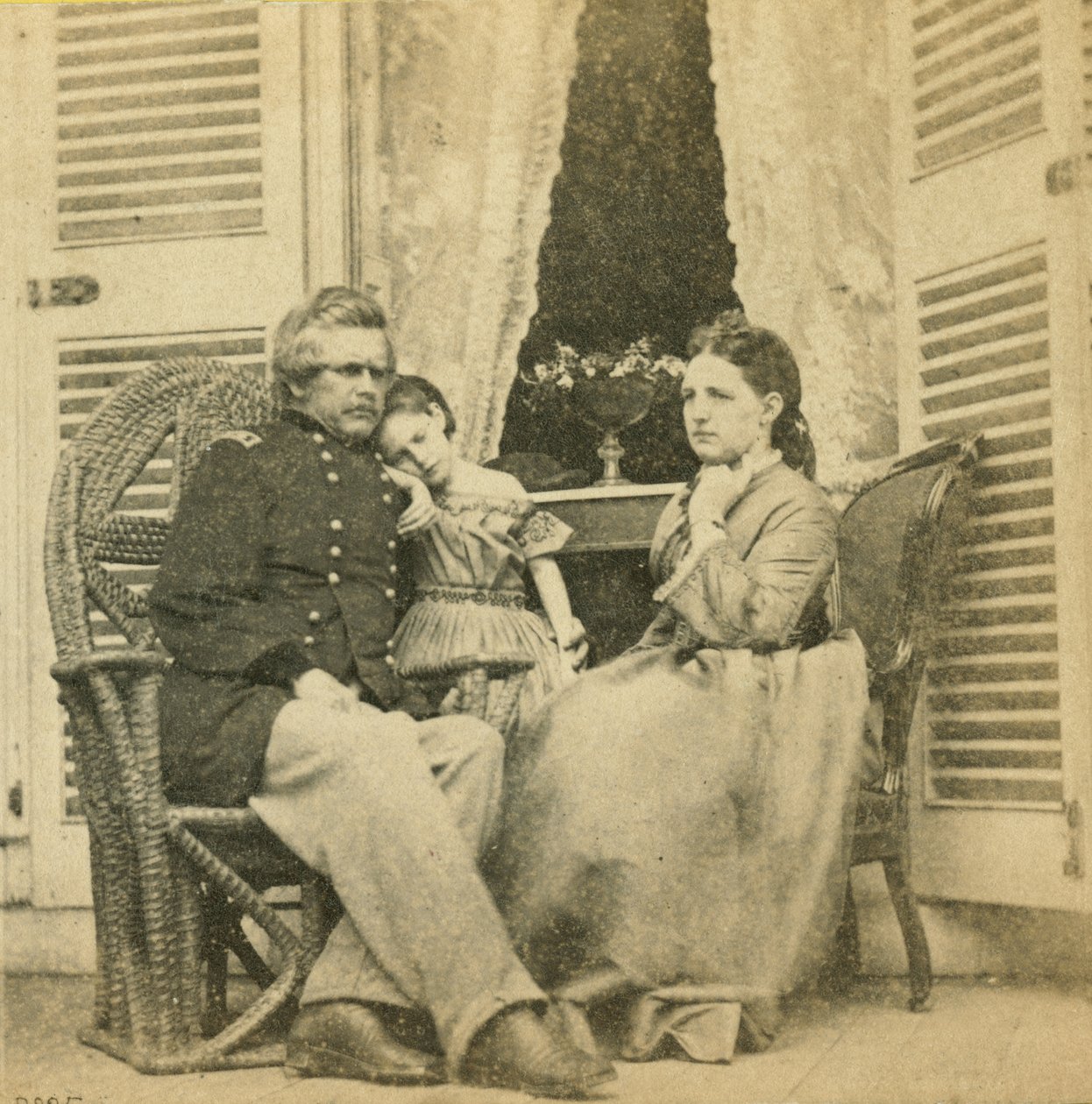 Generalmajor Ord mit seiner Frau und seinem Kind, in der Villa, die früher von Jefferson Davis bewohnt wurde, Richmond, Virginia, 1865 von Mathew B. Brady