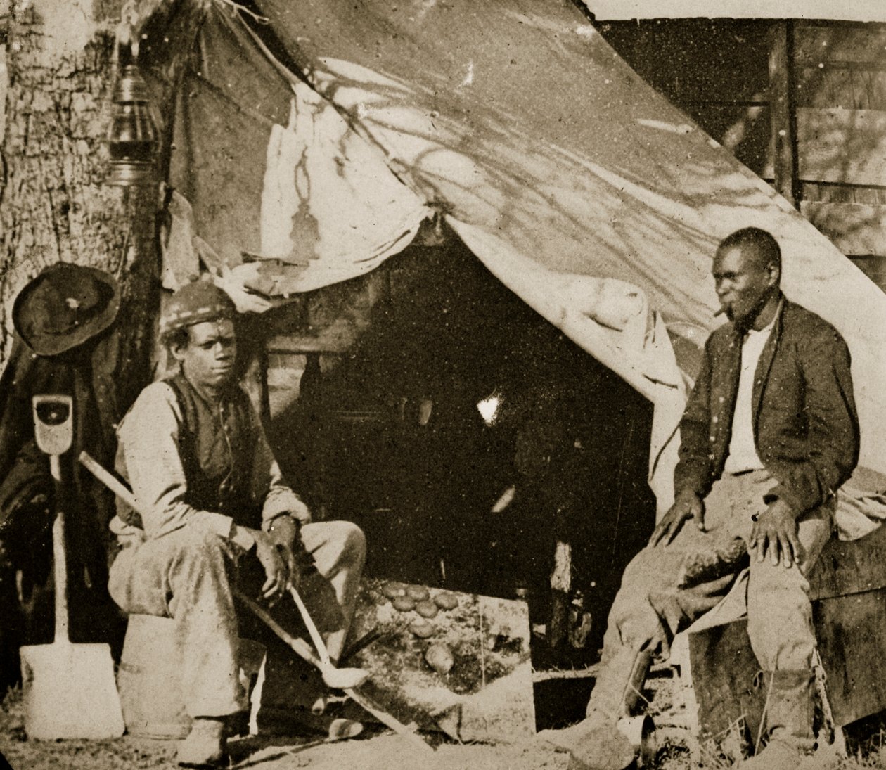 John Henry und Reuben in der Freizeit, 1861-65 von Mathew B. Brady