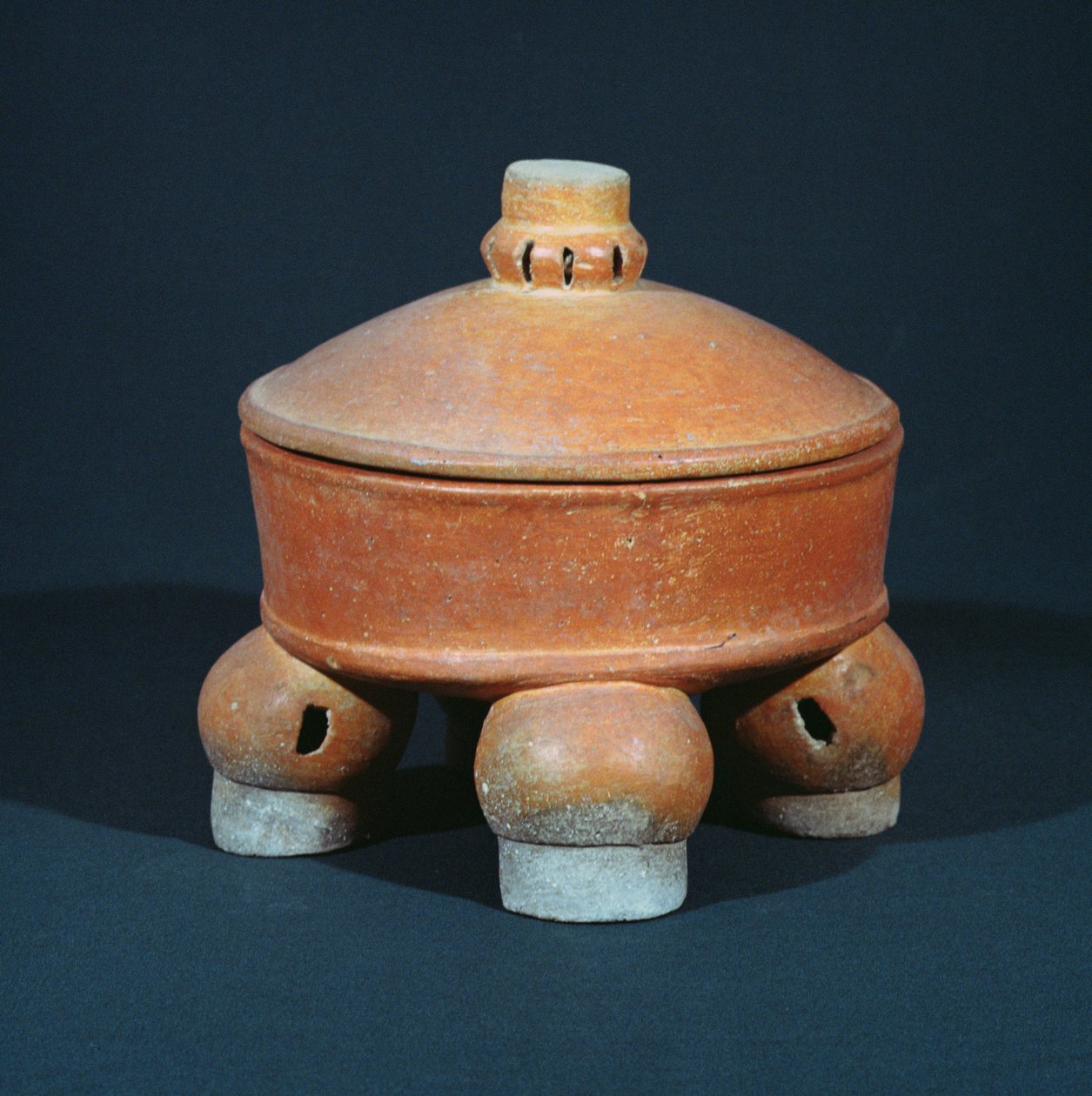 Bedeckte Tetrapodenschale, aus Tikal, Peten, Guatemala, Frühklassische Periode (ca. 200-600 n. Chr.) von Mayan