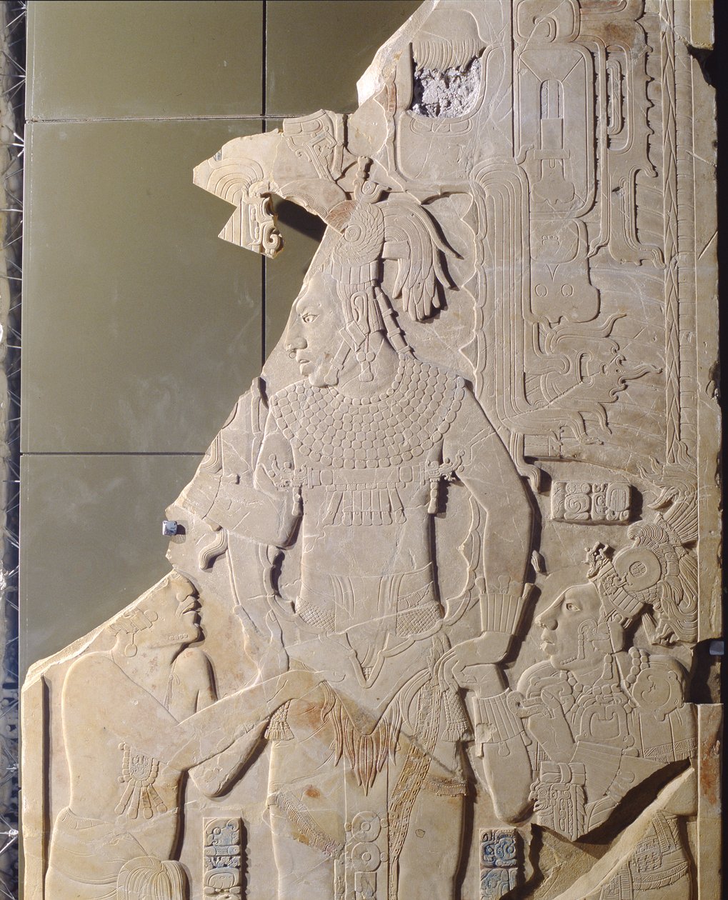 Panel, das einen Würdenträger und zwei kniende Männer zeigt, aus Tempel XIX, Palenque, Chiapas, Mexiko (Detail) von Mayan