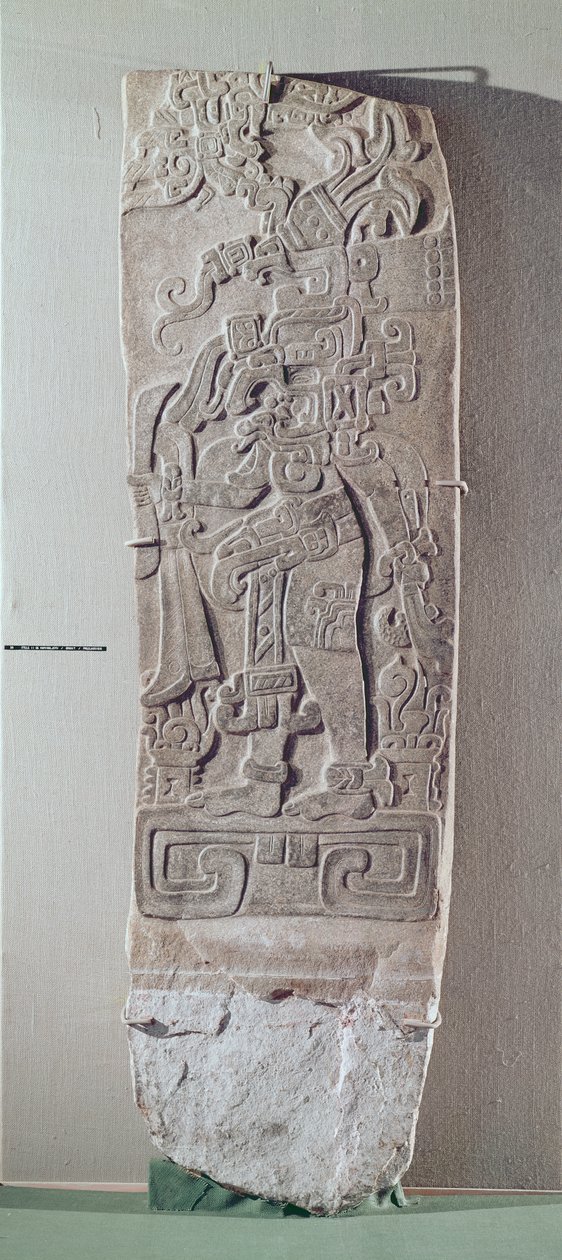 Stele II, rechteckig mit Reliefdarstellung einer Figur auf einer Plattform, vorklassische Periode, ca. 1000 v. Chr. - 250 n. Chr. von Mayan