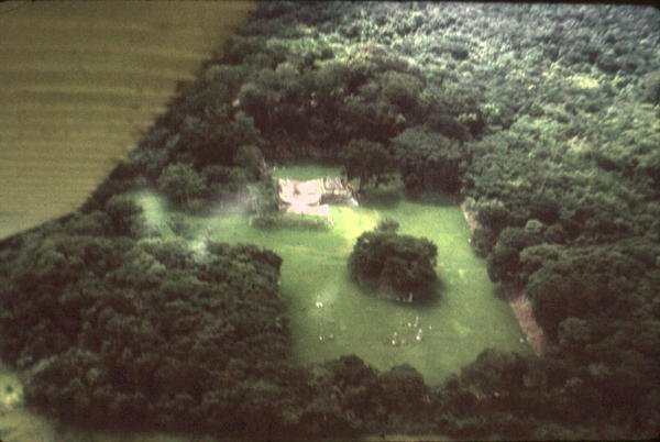 Ballspielplatz und Stele auf dem Platz von Mayan