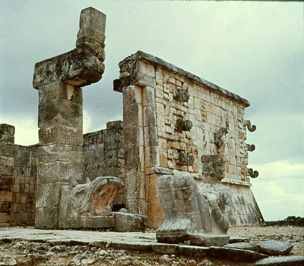 Tempel der Krieger, Gefiederte Schlangensäule von Mayan