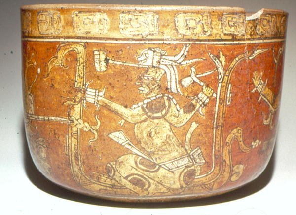 Gefäß mit Göttern und Glyphen, die eine Handlung beschreiben (Irdenware) von Mayan