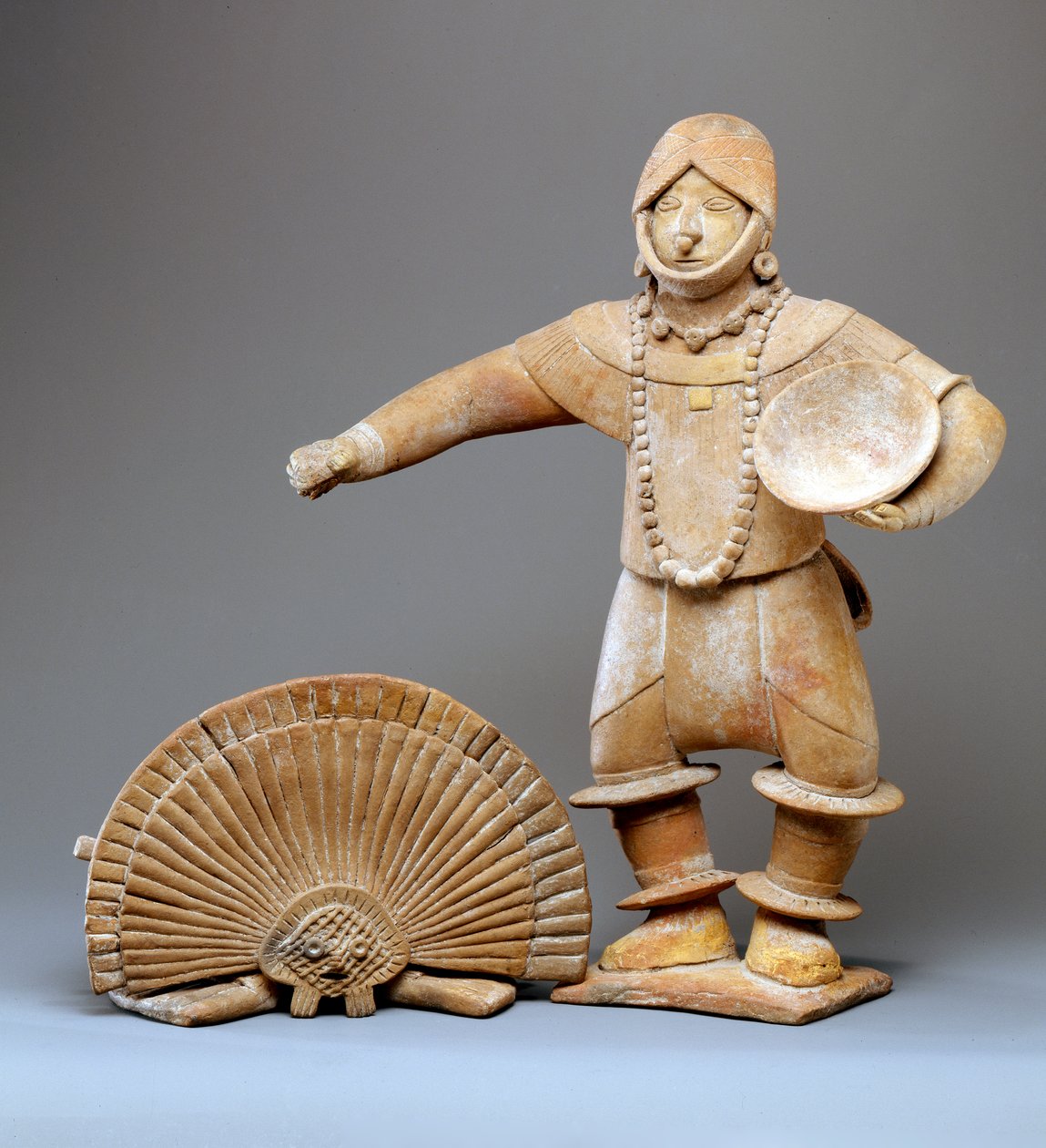 Tänzerin mit Kopfschmuck (Keramik) von Mesoamerican